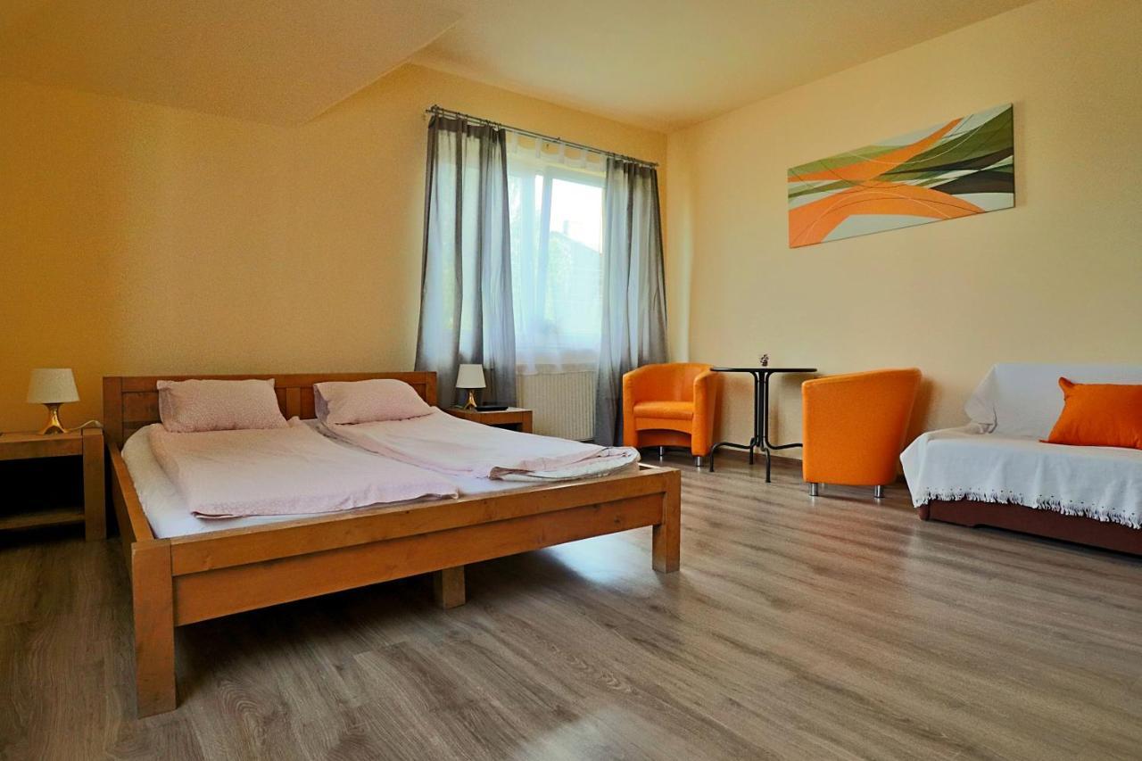 Bedrooms 3 Maja 15A Lodź Bagian luar foto